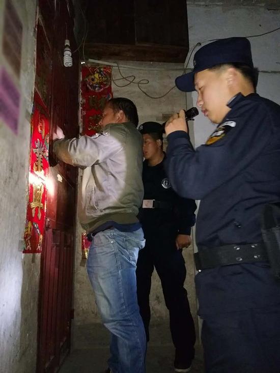 道真粗心妈妈误将幼女锁家中 民警全城寻开锁师傅开门