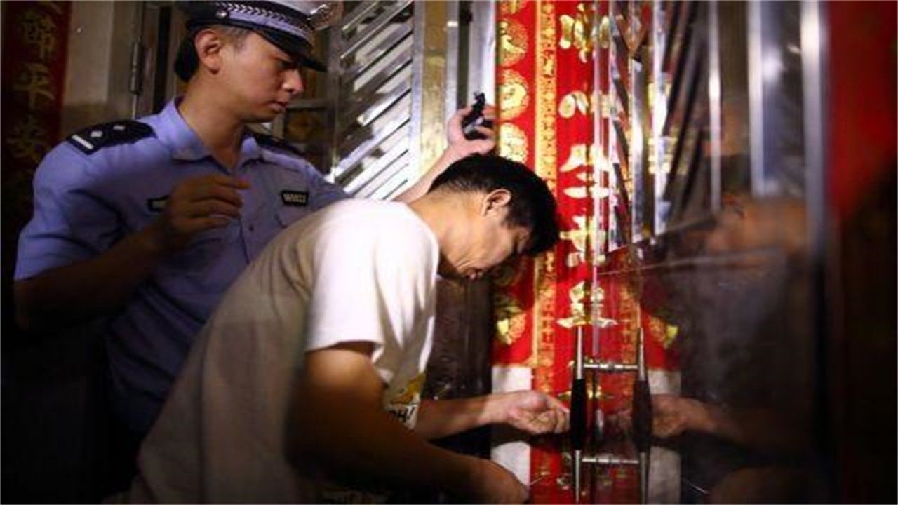 道真请开锁师傅开了锁后，师傅为什么一般都不进门，就算主人请也不进去？